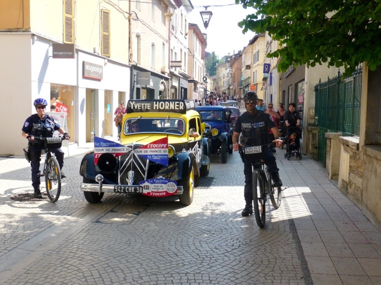 Défilé des véhicules de l'ADAC dans le centre de Bourgoin-Jallieu